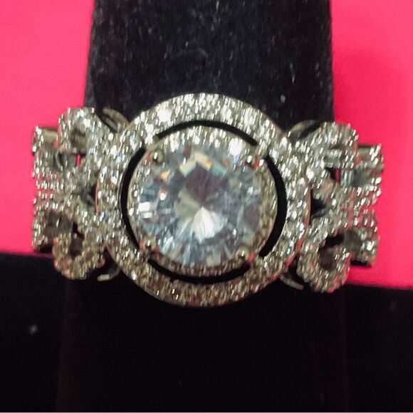 Gorgeous Wedding Ring - Picture 1 of 7